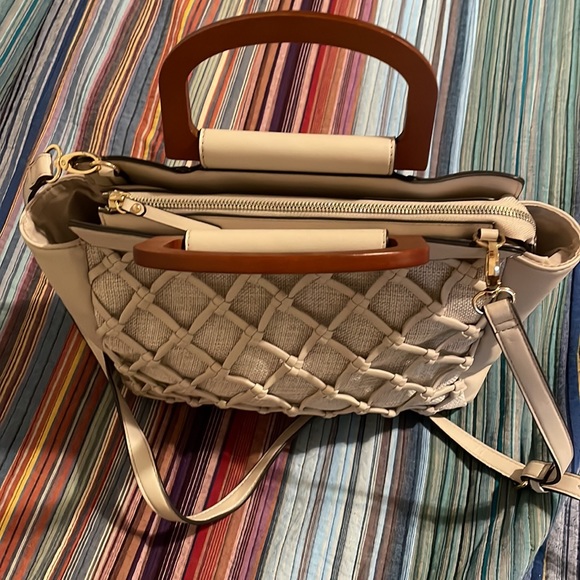 Crossbody satchel with wooden handles and crossbody strap - Picture 4 of 8